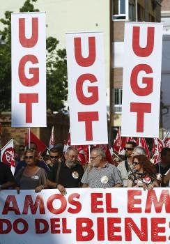 Cándido Méndez, en el centro, en una marcha por el empleo celebrada ayer en Castellón. (Foto: D. CASTELLÓ)