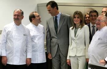 Los príncipes, con el cocinero Hilario Arbelaitz. (Foto: JUAN HERRERO)