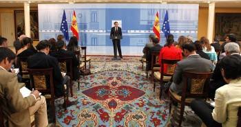 El presidente del Gobierno, José Luis Rodríguez Zapatero, en la Moncloa informando del decreto de disolución de las Cortes. (Foto: J.J. GUILLÉN)