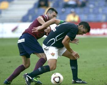 El exourensano David Pérez presiona a Josu, capitán del equipo de Patxi Salinas (Foto: XIADAS)