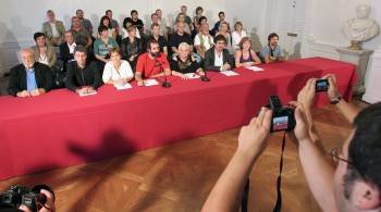 Miembros de la izquierda abertzale, Eusko Alkartasuna, Alternatiba y Aralar, durante la presentación pública del acuerdo electoral con el que concurrirán juntos a los próximos comicios generales (Foto: EFE)