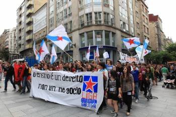 Cabecera de la manifestación de estudiantes que recorrió Ourense en la mañana de ayer. (Foto: JOSÉ PAZ)