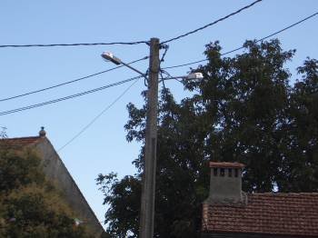 Dos farolas en un mismo poste. La imagen se repite a lo largo de la comarca. (Foto: A. R.)