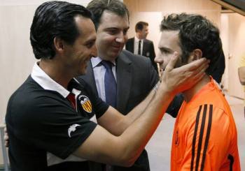 Emery, ayer en el reencuentro con Juan Mata. (Foto: J.C. CÁRDENAS)