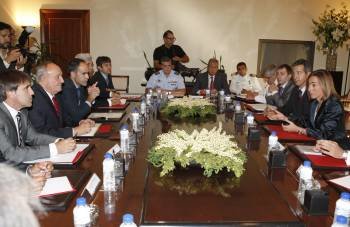 Chacón se reunió ayer con los armadores españoles, a los que comunicó el protocolo remitido a Seychelles sobre las armas en los pesqueros.