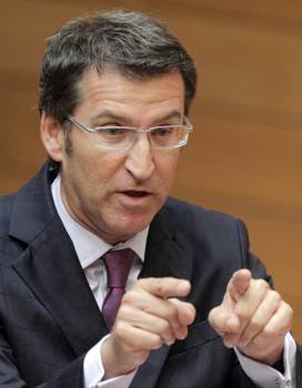 El presidente de la Xunta, Alberto Núñez Feijóo (d), responde a las preguntas de los grupos durante el pleno del Parlamento de Galicia, esta mañana en Santiago de Compostela (Foto: EFE)