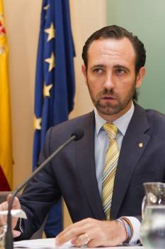 El presidente del Gobierno balear, José Ramón Bauzá, durante la rueda de prensa que ha ofrecido esta mañana en el Consulado del Mar donde ha anunciado la eliminación de 92 de las 168 empresas públicas (Foto: EFE)