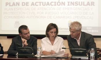 El presidente del Gobierno de Canarias, Paulino Rivero, la ministra de Defensa, Carme Chacon, y el presidente del Cabildo de El Hierro, Alpidio Armas.