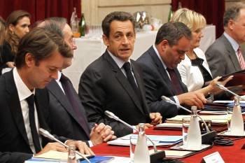 A la izquierda, Francois Varoin, ministro de Finanzas galo, con Sarkozy. (Foto: PLATIAU)