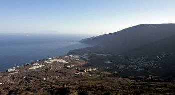 Vista general del Valle de Frontera en la vertiente sur de la isla de El Hierro, afectada por una actividad sismica y numerosos temblores diarios (Foto: EFE)
