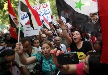Manifestantes afectos al régimen de Bachar el Asad gritan durante una concentración frente a la delegación de la Unión Europea en Damasco, Siria.