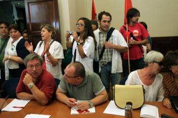 Más de medio millar de trabajadores sanitarios obligaron a suspender la reunión de la Mesa Sectorial. (Foto: TONI ALBIR)