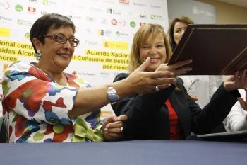 María del Carmen Granado, presidenta de la comisión mixta Congreso-Senado y la ministra, Leire Pajín. (Foto: J. CARLOS HIDALGO)