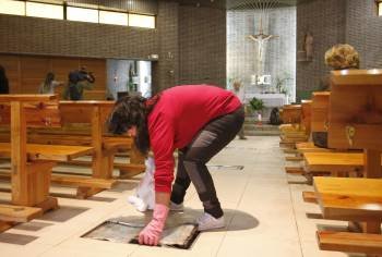 Una mujer realiza tareas de limpieza hoy en la iglesia de Santa María del Pinar, en el distrito de Ciudad Lineal, en Madrid, donde ayer un hombre mató a tiros a una mujer embarazada, hirió a otra mujer y se quito la vida.  (Foto: EFE)