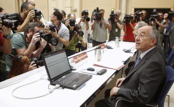 La comparecencia del gobernador del Banco de España levantó gran expectación. (Foto: EMILIO NARANJO)
