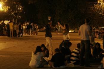 Numerosos grupos de jóvenes bebiendo alcohol en la Alameda, durante este fin de semana. (Foto: XESÚS FARIÑAS)