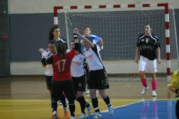 Las albinegras celebran uno de los seis goles. (Foto: JOSÉ PAZ)