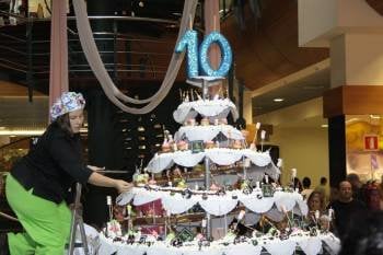 La repostera da los últimos retoques a la tarta gigante con que fueron obsequiados los clientes. (Foto: JAINER BARROS)