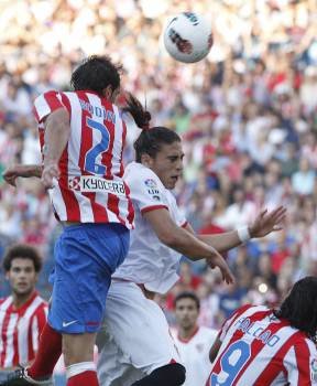 Godín disputa la pelota con Martín Cáceres. (Foto: MONDELO)