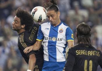 Marcelo disputa la pelota con Sergio García, con Sergio Ramos a la expectativa. (Foto: A. GARCÍA)