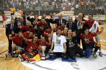 Los jugadores españoles celebran el campeonato del mundo conquistado en Argentina. (Foto: FABIÁN URQUIZA)