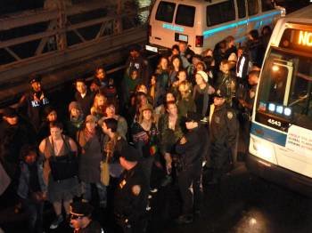 Un grupo de 'indignados', rodeado por agentes de policía, en el puente de Brooklyn (Foto: MCBROOKLYN)