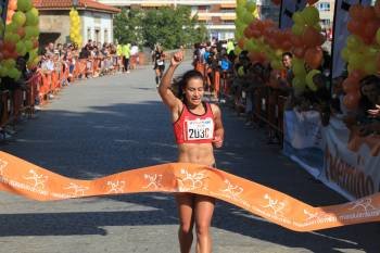 Leticia Fernández, del Ourense Atletismo, cruzando la meta (Foto: JOSÉ PAZ)