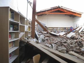 Los escombros se acumulan en la sala infantil de la biblioteca municipal Marcos Suárez Morillo, en Almendralejo, después de que se desplomara el techo, sin que se produjeran daños personales (Foto: EFE)