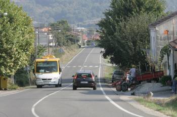 La carretera nacional N-525, a su paso por el núcleo alaricano de Outeiro de Orraca. (Foto: MARCOS ATRIO)