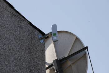 Antena exterior para wi-fi en el pueblo de Manzaneda. (Foto: LUIS BLANCO)