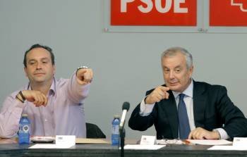 Pablo García y Manuel Vázquez, al inicio de la reunión de la Ejecutiva del PSdeG.  (Foto: LAVANDEIRA JR)