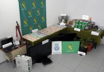 Fotografía facilitada por la Guardia Civil que en una operación conjunta con la Policía Nacional ha permitido desarticular a una banda de narcotraficantes que se dedicaba a introducir cocaína oculta en contenedores  (Foto: EFE)