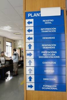 Usuarios en la oficina del Servicio de Empleo de O Posío. (Foto: MIGUEL ÁNGEL)