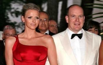 El príncipe Alberto de Mónaco junto a su novia, Charlene Wittstock. (Foto: Archivo EFE)