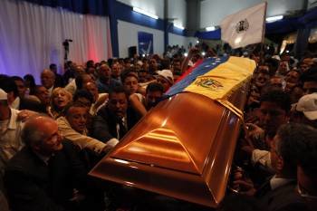 Familiares y seguidores reciben el cadáver del expresidente Carlos Andrés Pérez (Foto: EFE)
