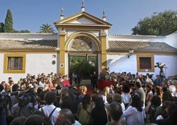  Unas doscientas personas, entre medios de comunicación y curiosos, se han congregado a las puertas del Palacio de las Dueñas, en el centro de Sevilla, donde ya está todo listo para la celebración (Foto: EFE)