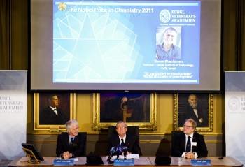 Miembros de la Real Academia de las Ciencias de Suecia anuncian que el científico israelí Daniel Shechtman (Foto: EFE)