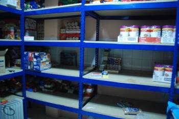 Productos alimenticios almacenados en el banco de alimentos de Cáritas, en O Barco. (Foto: LUIS BLANCO)