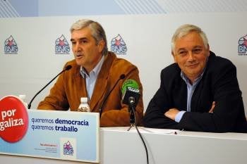 Fernando Blanco y Guillerme Vázquez, durante la rueda de prensa que ofrecieron en Santiago para anunciar la dimisión del primero. (Foto: VICENTE PERNÍA)