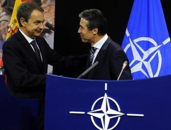 El presidente del Gobierno, Rodríguez Zapatero,y el secretario general de la OTAN, Fogh Rasmussen. (Foto: BENOIT DOPPAGNE)