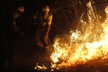 Trabajos de extinción el fuego de ayer por la tarde en Coles. (Foto: MIGUEL ÁNGEL)
