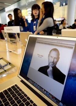 Detalle de un computador hoy, en un almacén de Apple en Sanlitun Village, Pekín (China) que muestra la página de la compañía y que rinde tributo a Steve Jobs. Foto: Adrian Bradshaw
