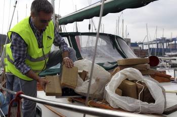 Funcionarios de la Agencia Tributaria han incautado en Zumaia (Gipuzkoa) un alijo de casi 700 kilos de cocaína que eran transportados en un velero  (Foto: EFE)