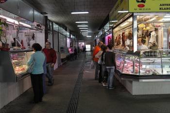 Varios clientes compran en sendas carnicerías de la Plaza de Abastos. (Foto: MIGUEL ÁNGEL)