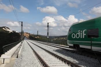 Un tren de prueba inspecciona la línea de alta velocidad Ourense-Santiago, ya en avanzada ejecución. (Foto: JOSÉ PAZ)