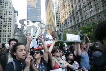 Un grupo de indignados marcha por una calle del sur de Nueva York. (Foto: GINO DOMENICO)
