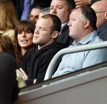 Rooney, con su padre durante un partido en  Liverpool.  (Foto: PETER BYRNE)