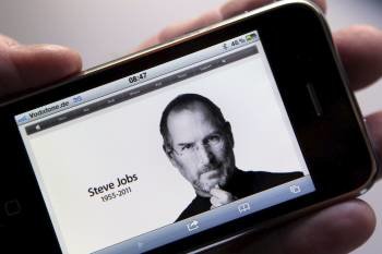 Steve Jobs ilustra la página de inicio de la web apple.com, desde un teléfono móvil iPhone. (Foto: STEPHAN JANSEN)
