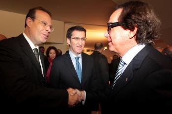 Pego y Méndez se saludan ante Feijóo el día que se firmó la fusión de las dos cajas gallegas. 