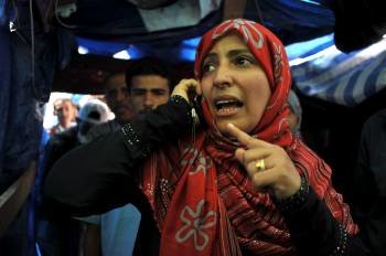 La activista yemení de derechos humanos Tawakul Karman habla por teléfono dentro de su campamento después de ganar el Premio Nobel de la Paz en Saná, Yemen.